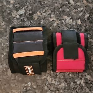 2 Magnetic wristbands.